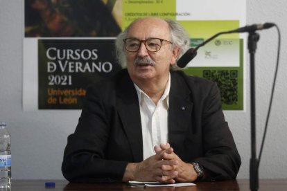 Antonio Colinas en la inauguración del curso de verano de la Universidad de León. FERNANDO OTERO PERANDONES