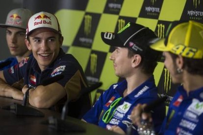 Márquez, junto a Lorenzo y Rossi en una rueda de prensa.