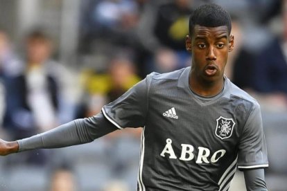 Alexander Isak, en un partido con el AIK Solna.