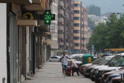 Un termómetro de una farmacia de Ponferrada. ANA F. BARREDO