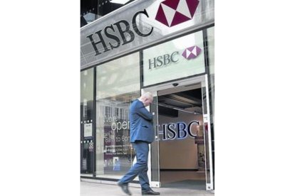 Un cliente entre en una sucursal del HSBC en Londres.