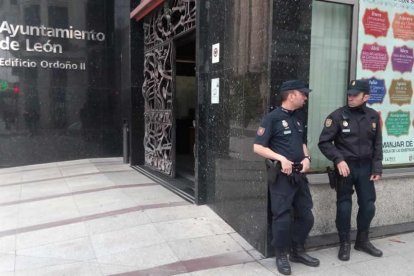 Agentes de la policía nacional a la puerta del Ayuntamiento de la capital.