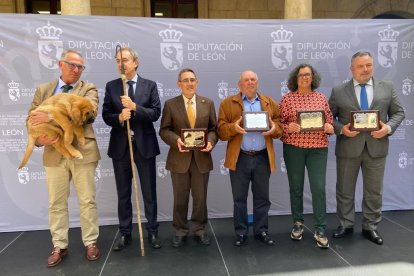 Un momento del acto de entrega de la primera edición de los Premios Aventura Trashumante que organiza la Asociación MaratónDog. Entre los premiados, la periodista de Diario De León Ana Gaitero. DL