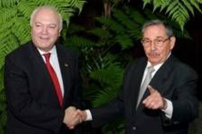 Moratinos saluda a Raúl Castro, presidente en funciones