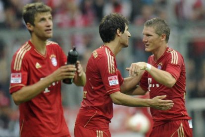 Javi Martínez, en el centro, debutó en la Bundesliga al sustituir a Bastian Schweinsteiger.