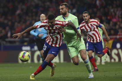 Reinildo y Borja Mayoral pugnan por el control del balón. HUESCA