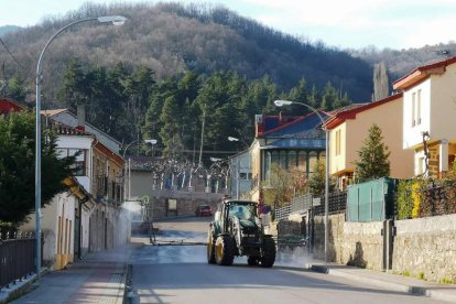 Un tractor limpiando ayer las calles de Sabero.