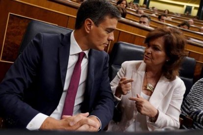 El jefe del Ejecutivo, Pedro Sánchez, y la vicepresidenta, Carmen Calvo, en sus escaños.