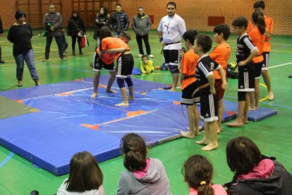 Imagen de archivo de una clase de lucha leonesa en Valencia de Don Juan. DL