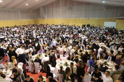 Lleno a rebosar en el pabellón de deportes de Bembibre durante el Botillo del año 2017. L. DE LA MATA