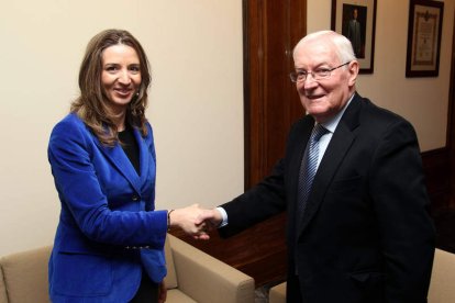 Alicia García, consejera de Turismo, y Víctor García de la Concha.