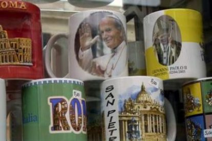 Tazas de desayuno con la fotografía de Juan Pablo II, en una tienda de Roma.