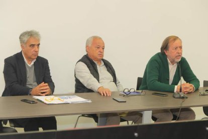 Gonzalo Santonja, ayer, en la Casa del Parque, con los directores de Patrimonio y Turismo. L. DE LA MATA