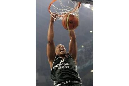 Mike Batiste realiza un mate en la canasta del Tau Vitoria