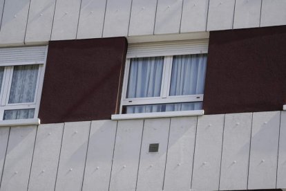 Imagen de la ventana de Avilés desde la que se tiró la madre con su hija. PACO PAREDES