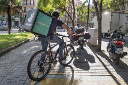 Un repartidor de Deliveroo en bici.