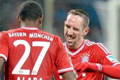 Ribéry celebra con Alaba (de espaldas) su segundo gol al Werder Bremen.