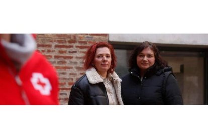 Olena Mekhenilover e Inna Berliak, dos mujeres ucranianas atendidas en el programa especial de Cruz Roja por la guerra. FERNANDO OTERO