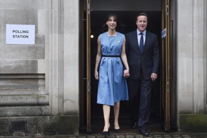 El primer ministro británico, David Cameron, y su esposa Samantha salen del interior de la iglesia metodista de Wesminster después de votar en el referendo sobre la permanencia en la Unión Europea