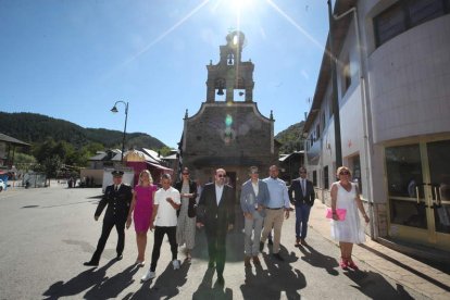 Marco Morala, en el centro, asistió a los actos religiosos de las fiestas de Toral de Merayo. ANA BARREDO