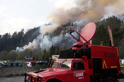 Miembros de la UME tratan de sofocar el fuego sobre Navelgas. PACO PAREDES