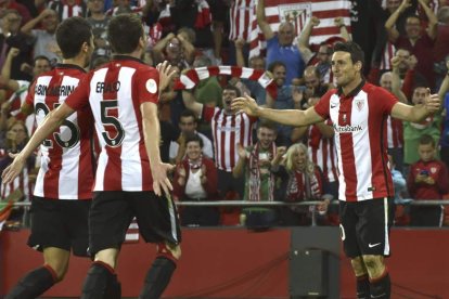 Sabin Merino y Eraso se acercan para celebrar con Aduriz uno de los tres goles que el delantero anotó frente al Barcelona.