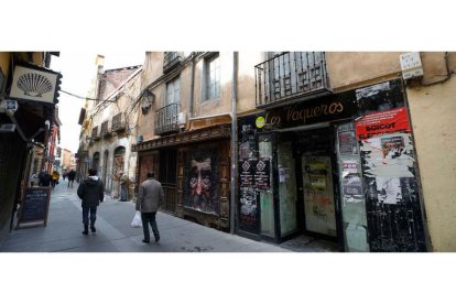 En calles como La Rúa se cuentan casi una veintena de trapas comerciales bajadas, junto a edificios abandonados. RAMIRO