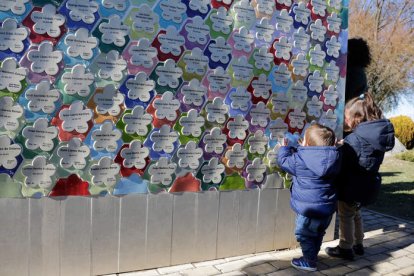 San Andrés del Rabanedo retoma la colocación de placas de bebés nacidos en el municipio, 157 en el último año. S.P.