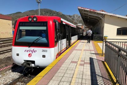 Uno de los trenes de la línea León-Guardo. DL