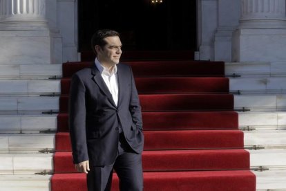 El primer ministro griego, Alexis Tsipras, espera la llegada del presidente palestino, Mahmud Abás, antes del comienzo de su encuentro en Atenas, el 21 de diciembre.