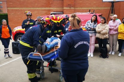 Los bomberos socorren a la víctima simulada del accidente. BOMBEROS DE LEÓN