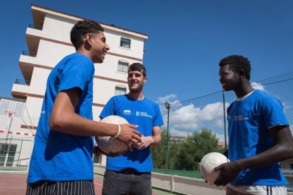 Varios inmigrantes, en Lloret de Mar. DAVID BORRAT