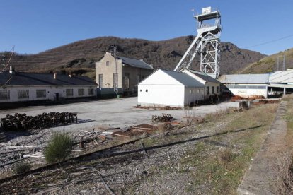 Castillete del emblemático pozo Calderón, en Laciana, que cerró en 2010. NORBERTO