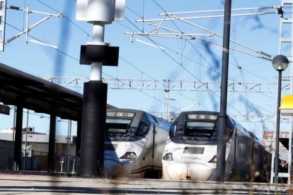 Tren en la estación de León. MARCIANO PÉREZ