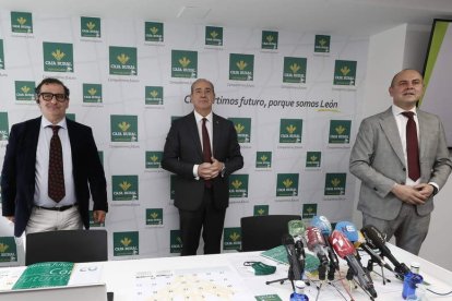 Narciso Prieto, Cipriano García y Alejandro Hidalgo, ayer durante la presentación de los resultados de Caja Rural. RAMIRO