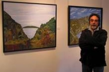 Tito Rodelona posa en la galería Arte Rama junto a dos de sus obras