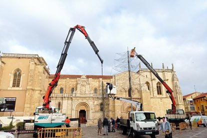 Instalación de las luces de Navidad en San Isidoro, esta mañana. MARCIANO PÉREZ