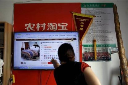 Un cliente realiza una compra a través de la plataforma de Alibaba en una zona rural.