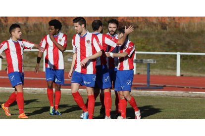 Los jugadores rojiblancos celebran el gol de la victoria