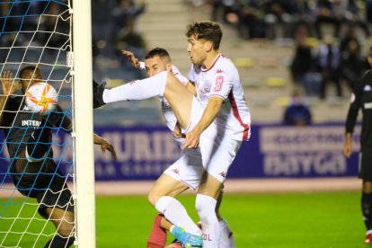 Uno de los goles del partido de la Cultural. PACO MARTÏN