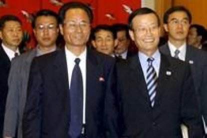 El delegado del Gobierno surcoreano (derecha), junto a su homólogo norcoreano, ayer, en Seúl