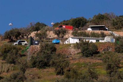 Miembros de la Guardia Civil en los alrededores de la finca privada en la localidad malagueña de Totalán (Málaga).