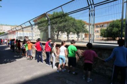 Los niños abrazaron al colegio Luis Vives en la celebración de sus cuarenta años de existencia.