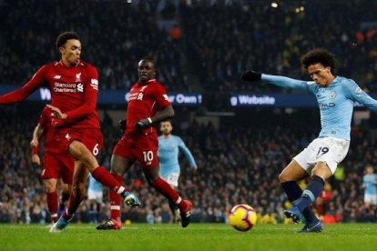 Van Dijk y Sané representando el duelo entre el Liverpool y el City en la última jornada.