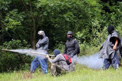 Varios mineros lanzan cohetes en los enfrentamientos vividos ayer en Campomanes.