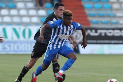 Matthieu está siendo uno de los destacados en la pretemporada de la Ponferradina. L. DE LA MATA