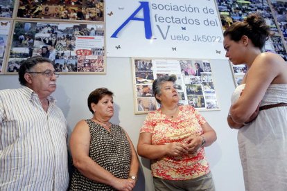 La presidenta de los afectados, Pilar Vera (segunda por la derecha), junto a otros asociados.