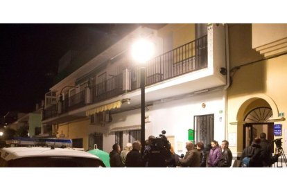 Medios de comunicación en los exteriores del edificio situado en la localidad malagueña de Fuengirola, donde una mujer de 47 años ha fallecido al ser apuñalada por, presuntamente, su expareja de 50 años.