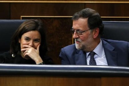 Mariano Rajoy y Soraya Sáenz de Santamaría siguen la intervención de Pedro Sánchez en el debate de investidura.