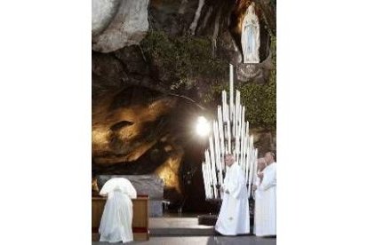 El Papa reza en la cueva ante la imagen de la Virgen de Lourdes